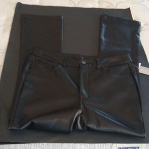 BNWT 12Thompson black faux leather straight leg pants size medium